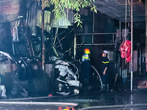 Hà Nội: Kịp thời dập tắt đám cháy tại quận Hoàng Mai

