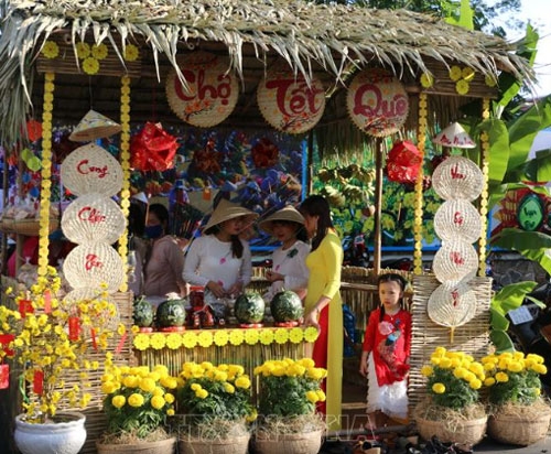 Chợ quê: Nét đặc trưng của đời sống vùng quê Việt Nam chính là những chợ nổi tiếng với hàng hóa phong phú và đa dạng. Dường như mỗi chợ là một thế giới khác với sự sống động và sắc màu riêng của mình. Hãy cùng nhau tìm hiểu về những chợ quê đẹp qua hình ảnh nhé.