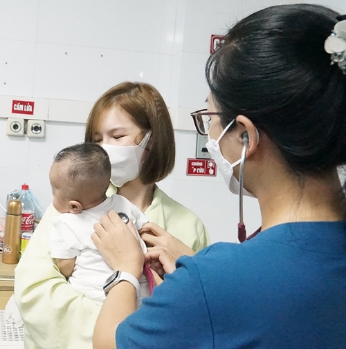 Hà Nội: Bệnh nhân nhập viện do sốt xuất huyết, viêm phổi, viêm phế quản tăng mạnh