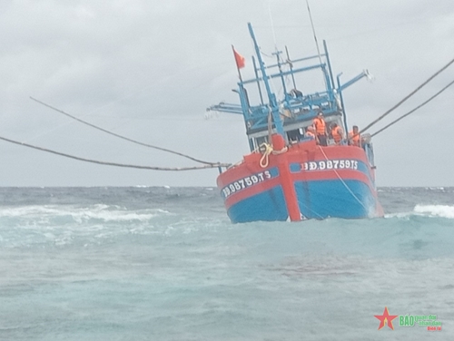 Bộ đội hải quân kịp thời cứu ngư dân gặp nạn
