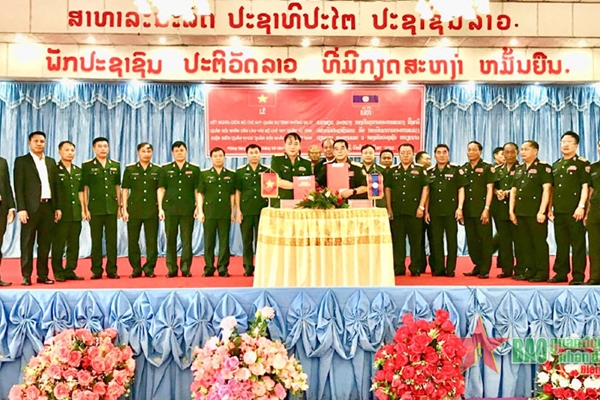 Bộ CHQS tỉnh Điện Biên và Bộ CHQS tỉnh Phongsaly ký kết biên bản ghi nhớ về quy chế phối hợp
