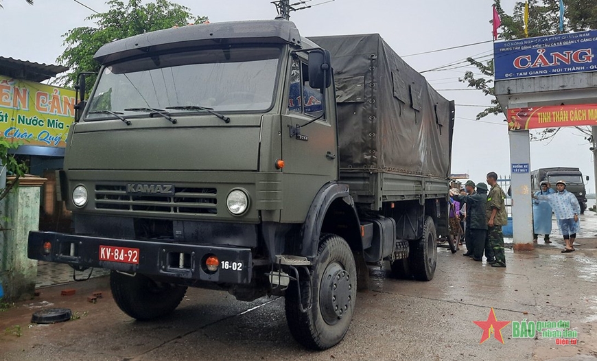 LLVT tỉnh Quảng Nam sơ tán hàng chục nghìn người dân đến nơi an toàn