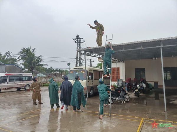 Các địa phương ven biển tỉnh Quảng Ngãi khẩn cấp sơ tán nhân dân tránh bão số 4 bão Noru