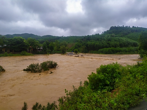 Miền núi Quảng Trị bị chia cắt do hoàn lưu bão số 4