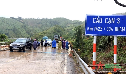 Hoàn lưu bão số 4: Kon Tum có mưa lớn, đường sá bị sạt lở