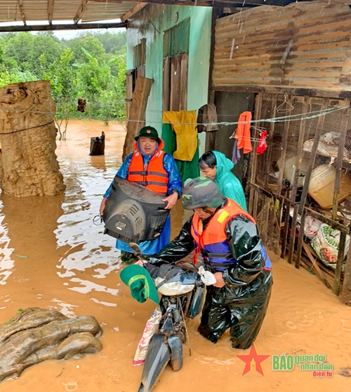 Bộ đội Biên phòng tỉnh Kon Tum hỗ trợ di dời 51 hộ dân đến nơi ở an toàn