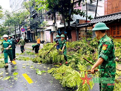 Bộ đội Biên phòng Đà Nẵng huy động hơn 200 cán bộ, chiến sĩ giúp dân khắc phục hậu quả sau bão