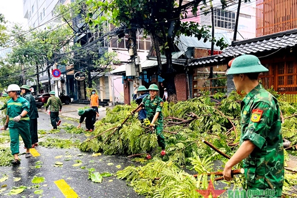 Bộ đội Biên phòng Đà Nẵng huy động hơn 200 cán bộ, chiến sĩ giúp dân khắc phục hậu quả sau bão