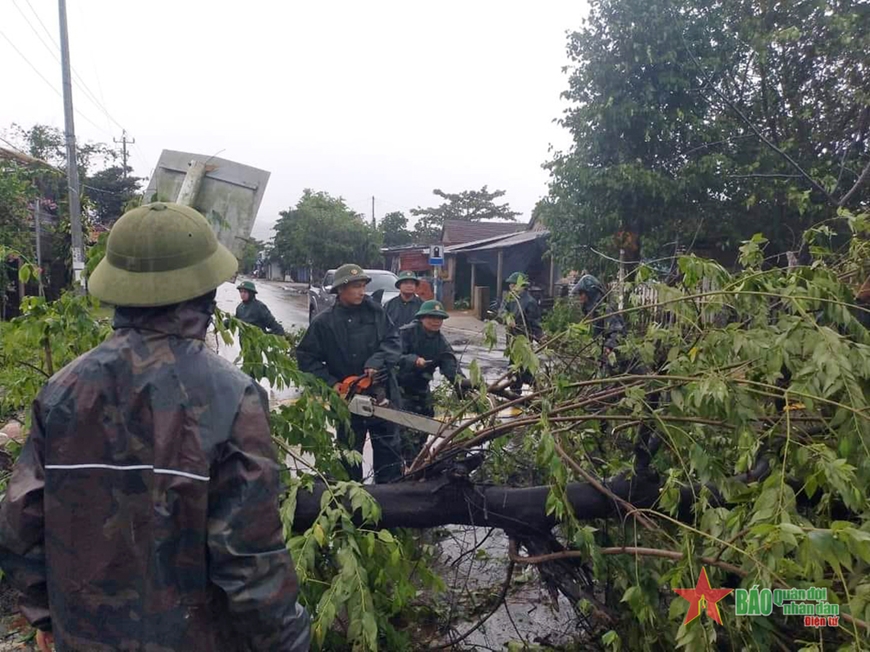Lực lượng vũ trang Quân khu 4 sát cánh cùng nhân dân trong mưa bão