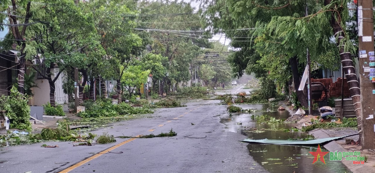 Đà Nẵng ngổn ngang sau khi bão số 4 đổ bộ