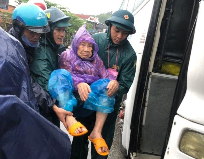 Tận tình giúp dân khi bão dữ
