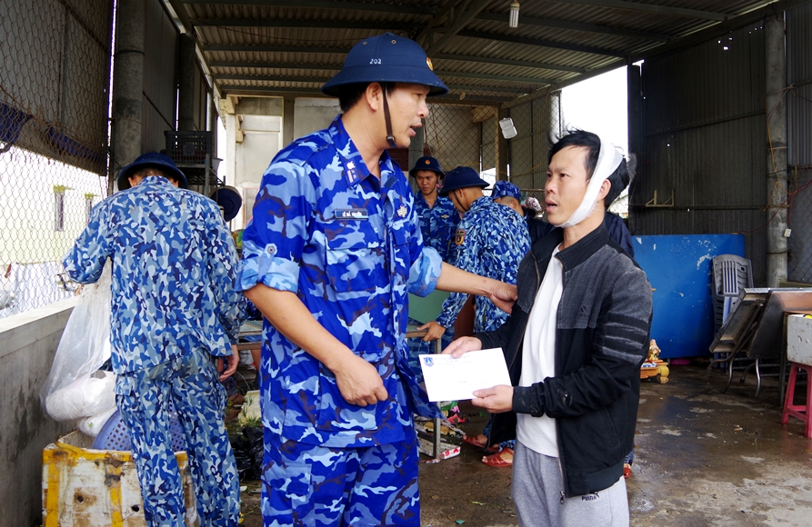 Giúp dân qua gian khó