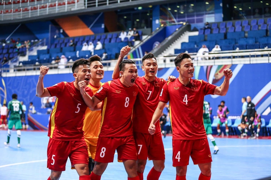 Xem bóng đá futsal của đội tuyển Việt Nam sẽ khiến bạn cảm thấy tự hào với các tuyển thủ trẻ tuổi nhưng giàu tình yêu với quê hương. Chỉ cần một chút nỗ lực, đội tuyển của chúng ta sẽ đánh bại các đối thủ hàng đầu trong khu vực. Hãy xem và cổ vũ cho đội tuyển Việt Nam!