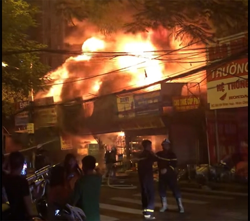 Hà Nội: Dập tắt đám cháy ki ốt trong đêm ở phố Nhân Hòa

