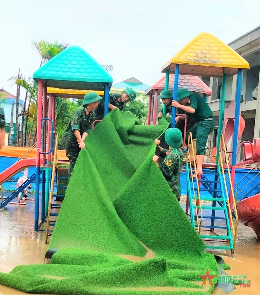 Lực lượng vũ trang thị xã Hoàng Mai (Nghệ An) giúp dân khắc phục hậu quả lũ lụt
