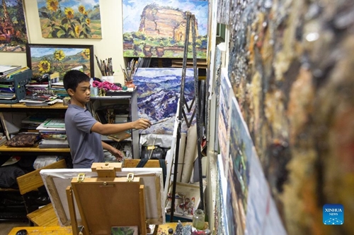 Họa sĩ nhí Myanmar vẽ tranh theo trường phái ấn tượng