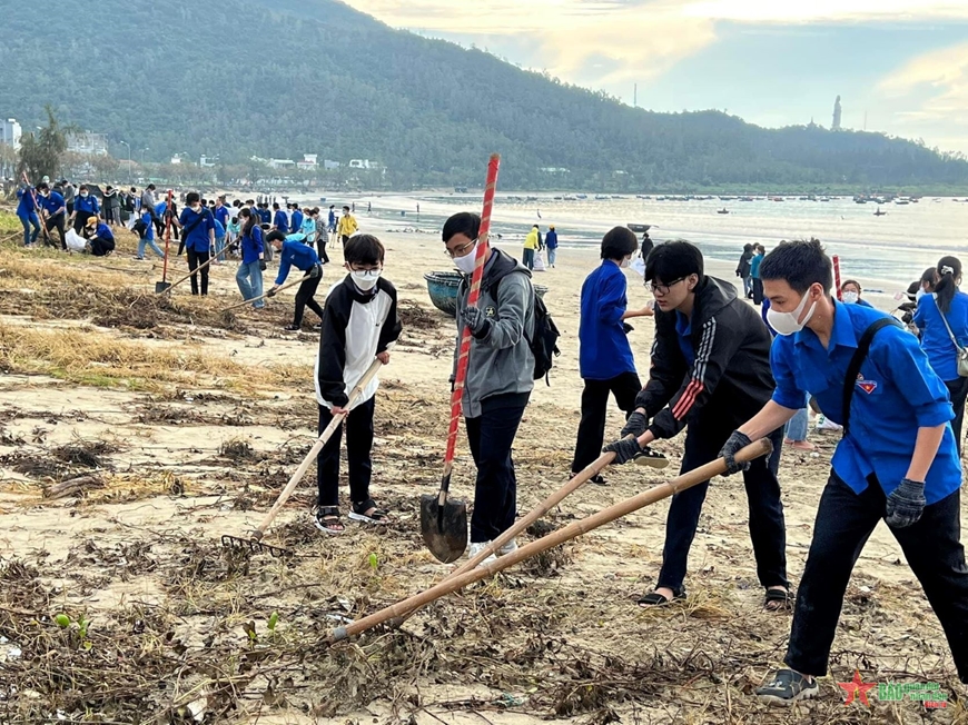 Tuổi trẻ Đà Nẵng ra quân làm sạch bờ biển