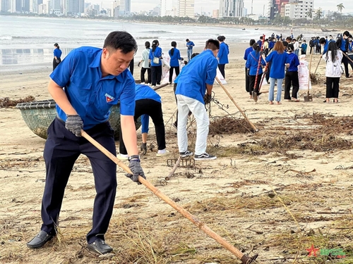 Tuổi trẻ Đà Nẵng ra quân làm sạch bờ biển