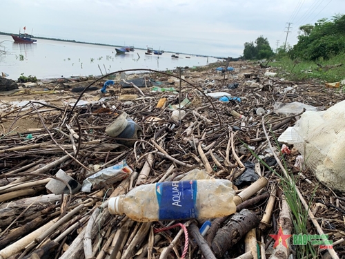 Rác thải nhựa “xâm lấn” bờ biển