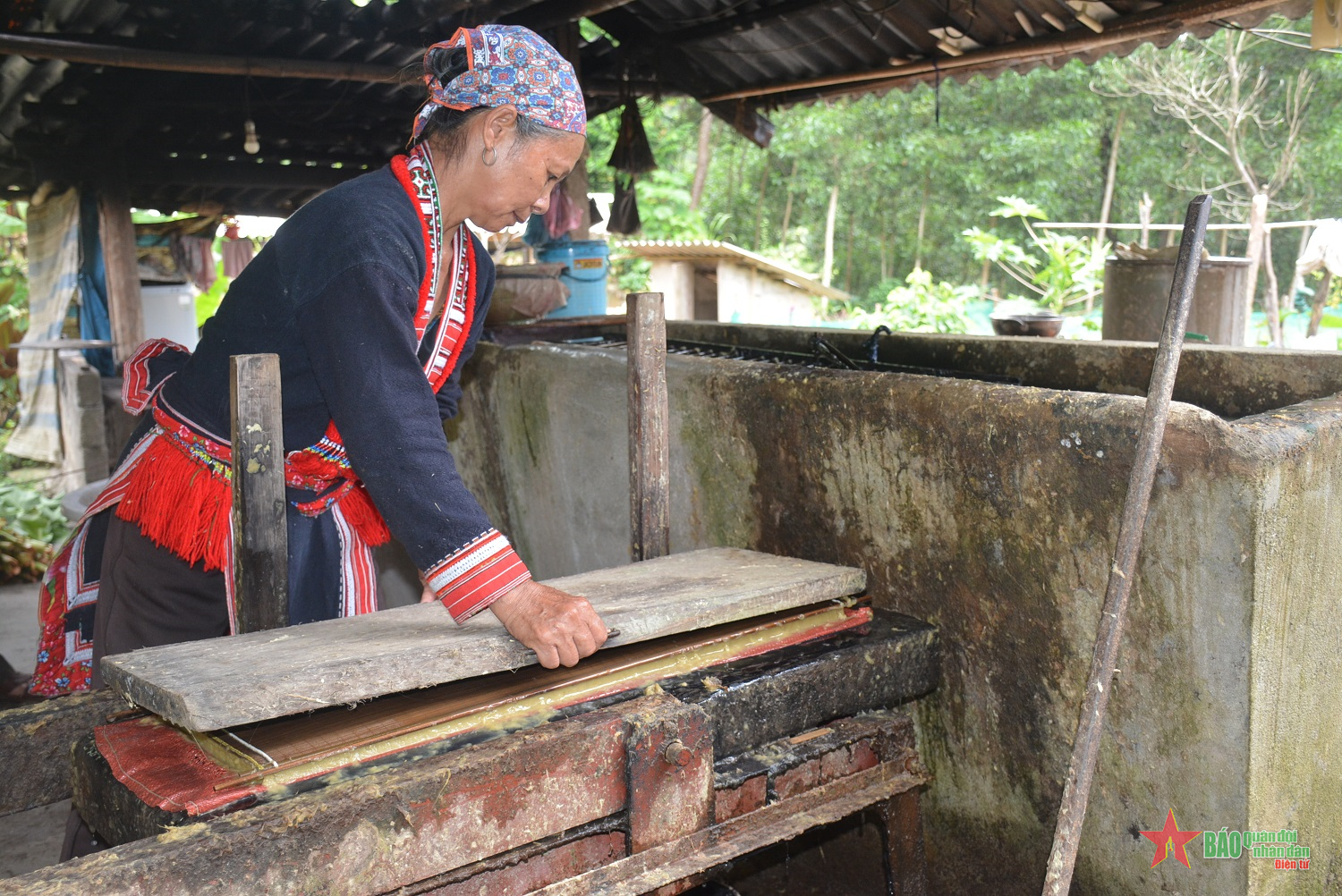 Nghề làm giấy bản của người Dao ở thôn Thanh Sơn