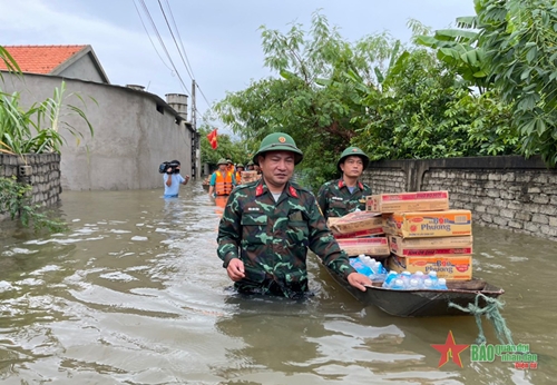 Tập trung giúp dân vùng ngập lụt