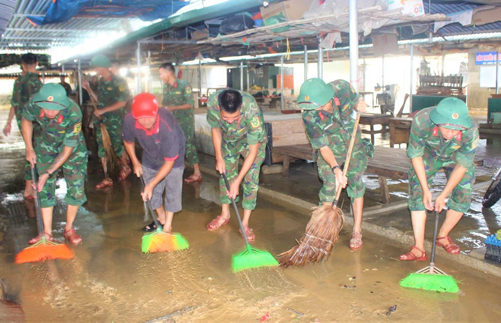 Bộ đội nỗ lực giúp dân