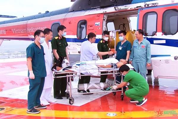 Đưa bệnh nhân từ huyện đảo Trường Sa về đất liền điều trị bằng trực thăng
