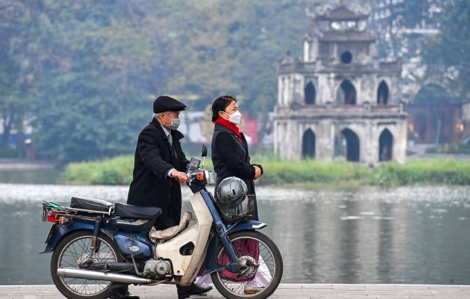 Không khí lạnh: Hãy cùng chiêm ngưỡng cảnh sắc đẹp của không khí lạnh đang tràn về từng góc phố. Cảm nhận sự trong lành trong không khí, hít thở thật sâu và cảm nhận sự trong trẻo của không khí lạnh. Đảm bảo bạn sẽ có những trải nghiệm đáng nhớ và chụp được những bức ảnh đẹp khi đi bộ trên đường phố lúc gió mùa đông bắc đến.