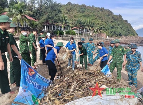 Đà Nẵng: Ra quân làm sạch bãi biển sau bão số 4