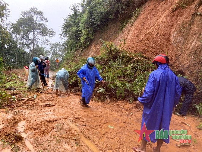 Quảng Nam: Lực lượng vũ trang tích cực giúp dân khắc phục hậu quả bão lũ