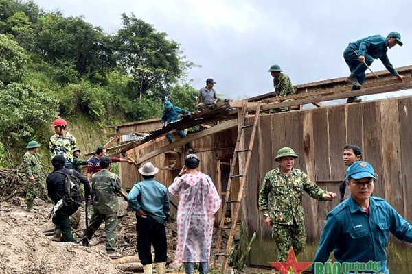 Quảng Nam Lực lượng vũ trang tích cực giúp dân khắc phục hậu quả bão lũ