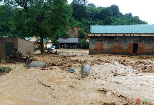 Lũ quét tại huyện Kỳ Sơn, Nghệ An: Đã có 1 người chết, 15 ngôi nhà bị cuốn sập

