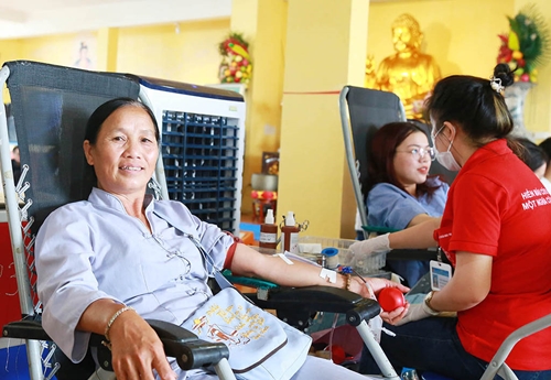 Hơn 400 phật tử tham gia hiến máu tại chùa Tứ Kỳ (Hà Nội)