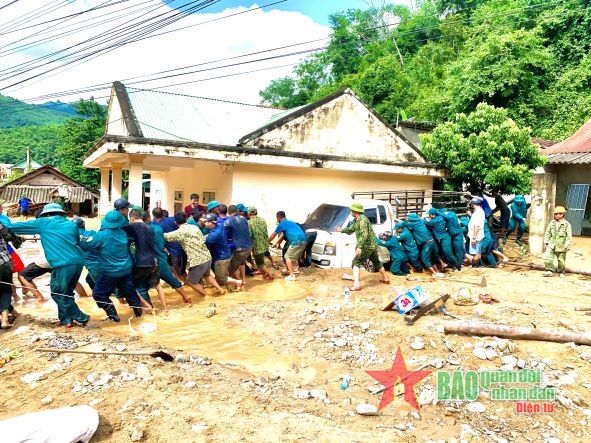 Bộ tư lệnh Quân khu 4 kiểm tra, chỉ đạo khắc phục hậu quả lũ quét tại huyện Kỳ Sơn (Nghệ An)