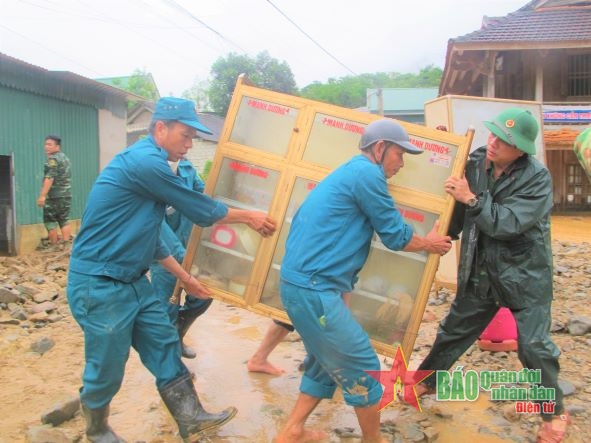 Bộ tư lệnh Quân khu 4 kiểm tra, chỉ đạo khắc phục hậu quả lũ quét tại huyện Kỳ Sơn (Nghệ An)