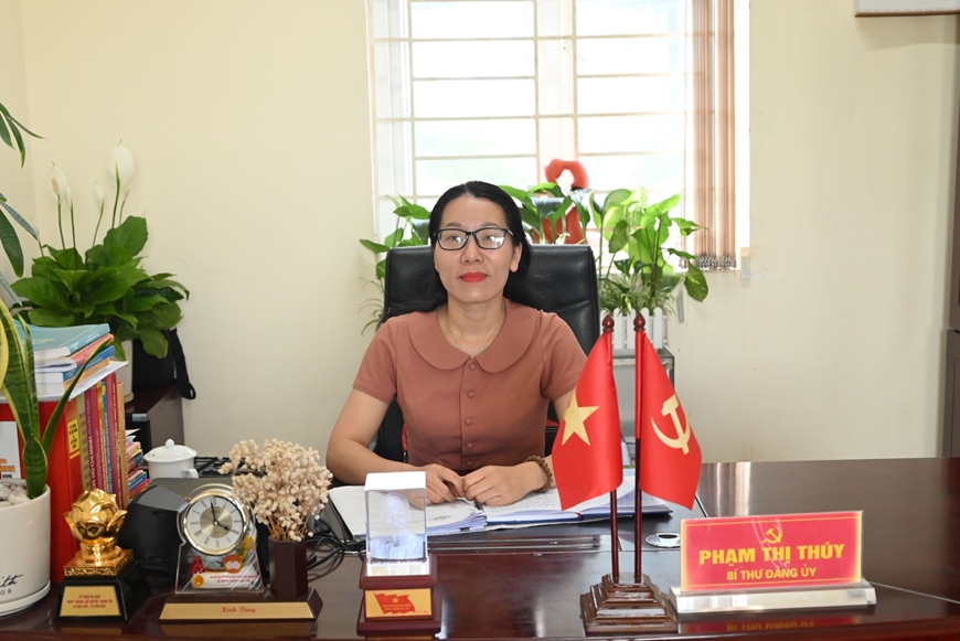 Lung linh sao Thủ đô: Nữ chính trị viên giỏi cả "hai vai"