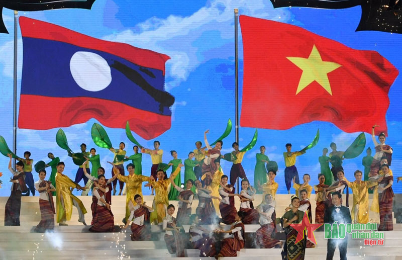 “Việt – Lào, chung dãy Trường Sơn”                                                        