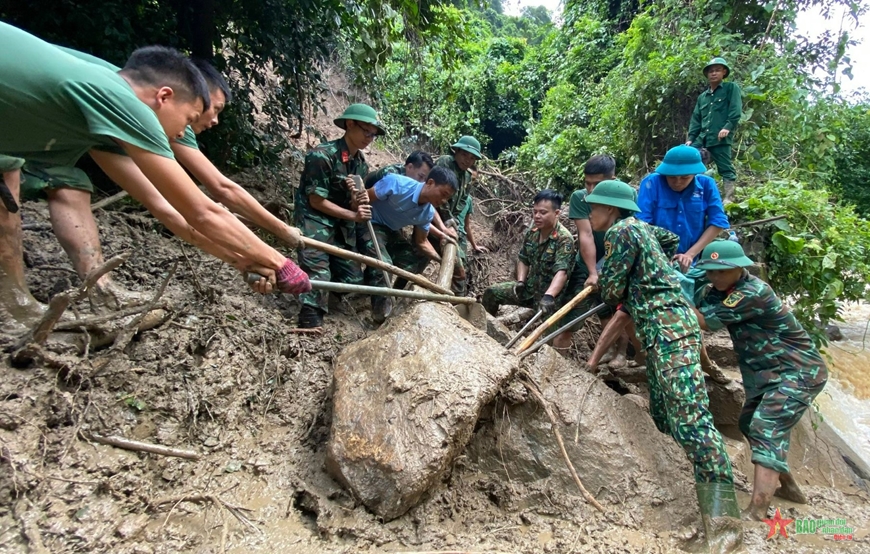 Lũ quét tại huyện Kỳ Sơn (Nghệ An): Tiếp cận được các địa bàn cô lập, tăng cường lực lượng giúp dân