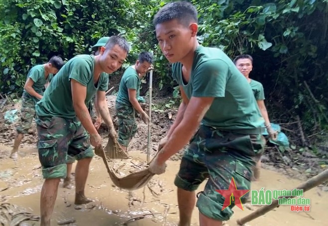 Lũ quét tại huyện Kỳ Sơn (Nghệ An): Tiếp cận được các địa bàn cô lập, tăng cường lực lượng giúp dân