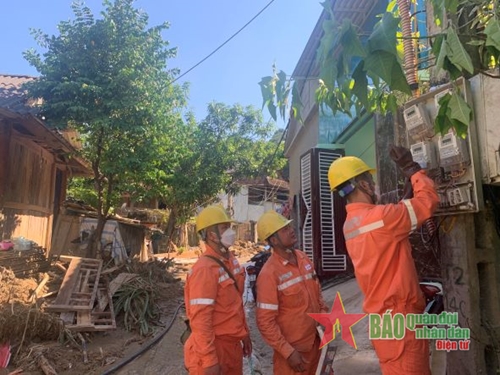 Khẩn trương khắc phục lưới điện cho vùng lũ Kỳ Sơn (Nghệ An)