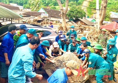 Lực lượng dân quân tự vệ huyện Kỳ Sơn, Nghệ An giúp dân sau lũ quét