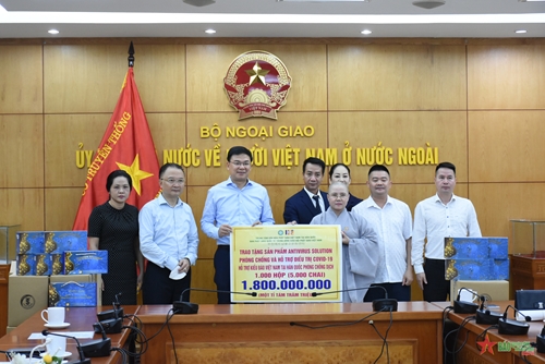Tiếp nhận sản phẩm hỗ trợ và điều trị Covid-19 cho người Việt Nam ở Hàn Quốc