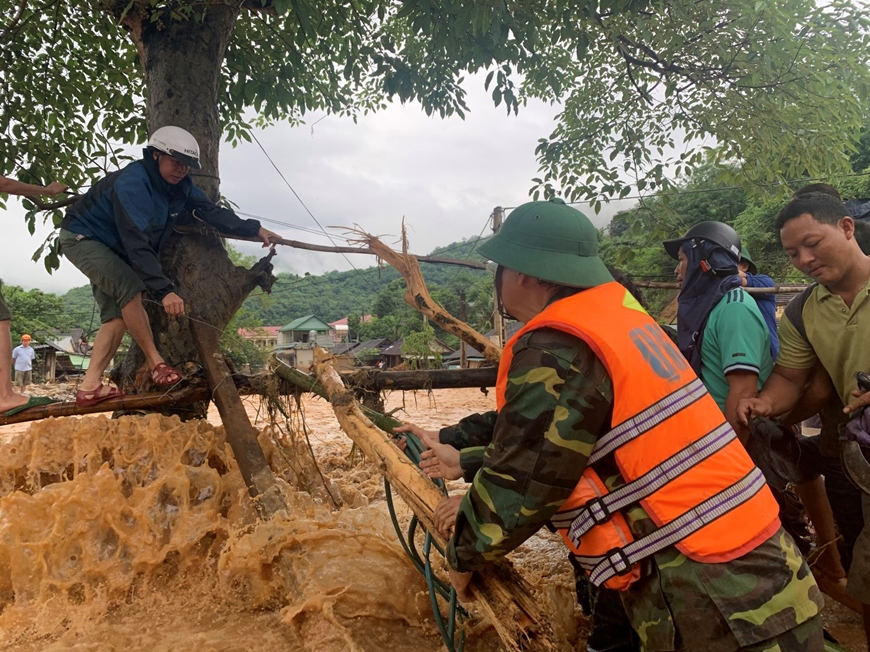 Nghĩa tình quân dân trong lũ dữ