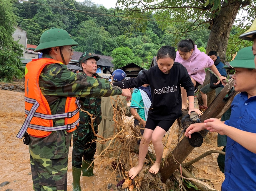 Nghĩa tình quân dân trong lũ dữ