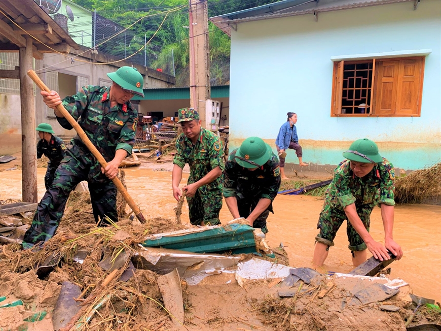 Nghĩa tình quân dân trong lũ dữ