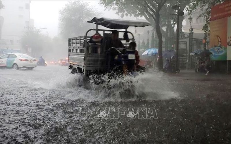 Thời tiết hôm nay (5-10): Mưa lớn, lốc, sét, gió giật mạnh ở Trung Bộ và Tây Nguyên