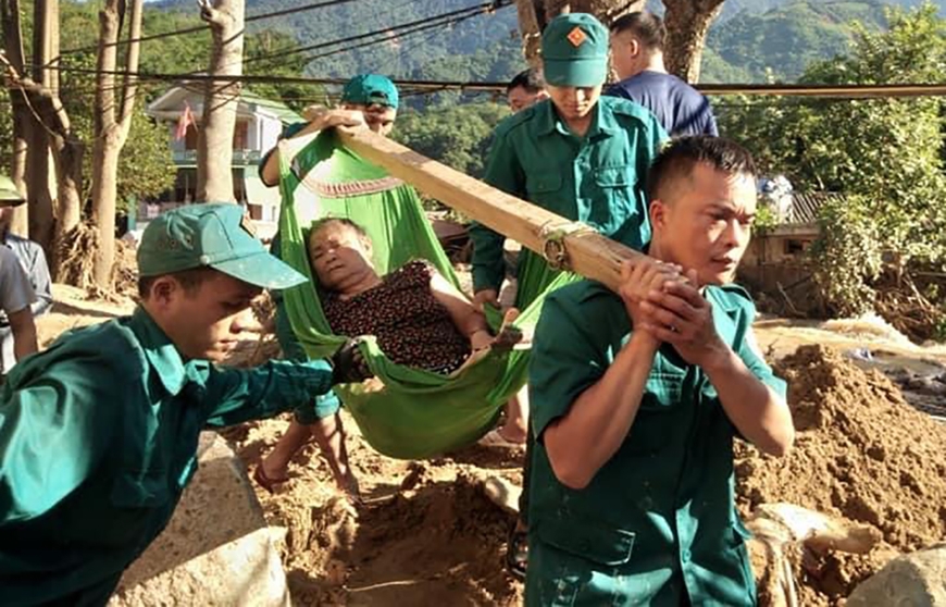 Dân quân Kỳ Sơn giúp dân sau lũ quét