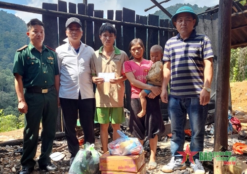 Bộ đội Biên phòng tỉnh Sơn La hỗ trợ nhân dân khắc phục hậu quả hỏa hoạn