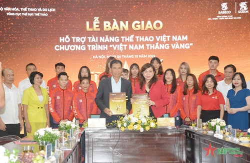 Bàn giao 5 tỷ đồng hỗ trợ tài năng thể thao Việt Nam