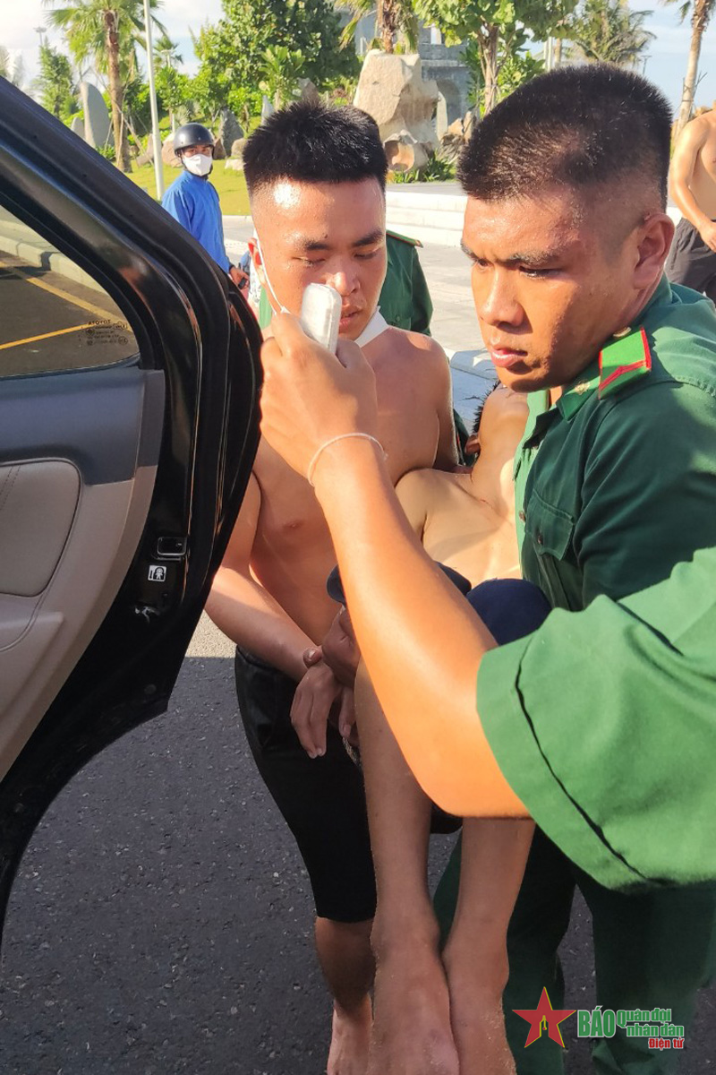 Đồn Biên phòng Tuy Hòa cứu một thiếu niên bị đuối nước